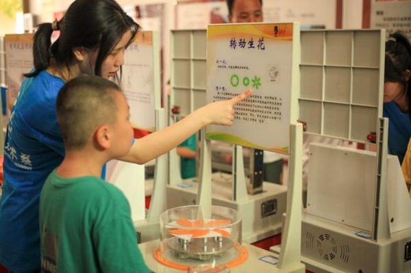 福州科技館聯(lián)合福州英華職業(yè)學(xué)院信息技術(shù)系“信火如炬”實踐隊開展“科普大蓬車進鄉(xiāng)村”暑期“三下鄉(xiāng)”社會實踐活動