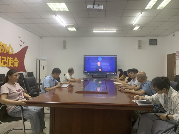 福州科技館組織采購小組成員集中學(xué)習(xí)《政府采購法》