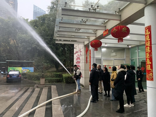 繃緊安全弦 時刻不放松——福州科技館組織開展消防栓實(shí)操演練
