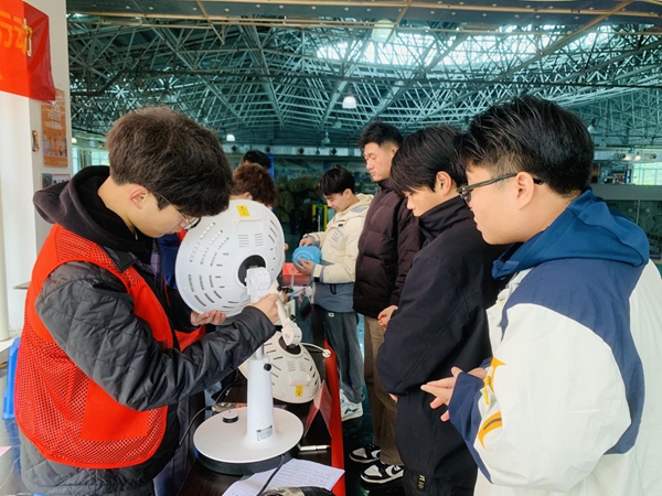 福州科技館開展學雷鋒暨“文明實踐我是行動者”——家電維修志愿服務(wù)行動