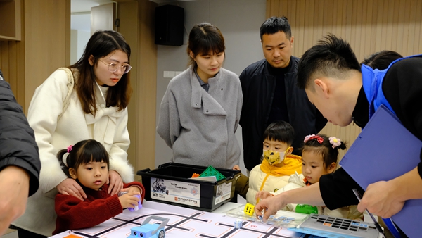 探秘科技，親子共融——80余組家庭在福州科技館開(kāi)啟奇妙科技之旅