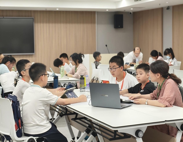福州市青少年創(chuàng)新學(xué)院首屆夏令營(yíng)在福州科技館舉辦