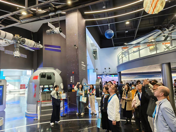 海峽兩岸青少年科學(xué)教育界代表參觀福州科技館