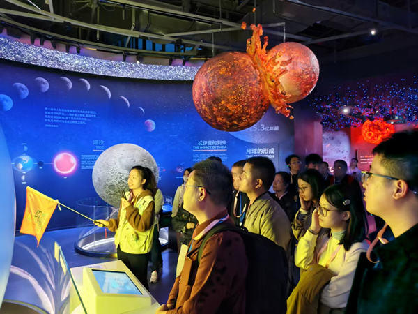 海峽兩岸青少年科學(xué)教育界代表參觀福州科技館