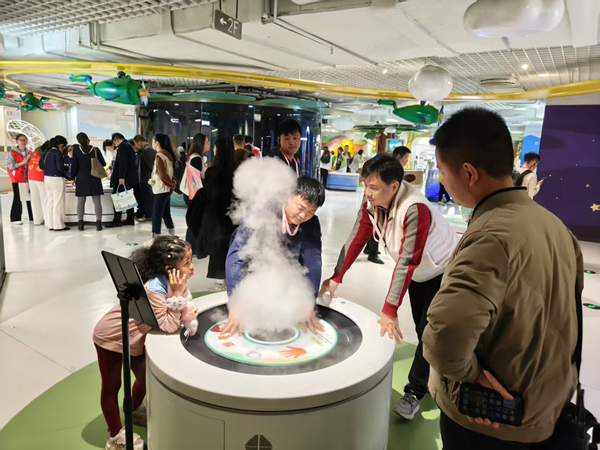 海峽兩岸青少年科學(xué)教育界代表參觀福州科技館