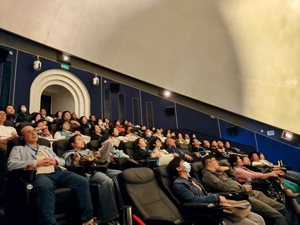 海峽兩岸青少年科學(xué)教育界代表參觀福州科技館