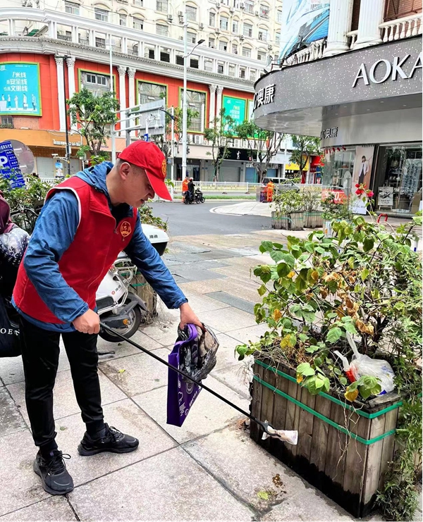 市科協(xié)機關(guān)二支部開展黨員活動日志愿服務(wù)活動