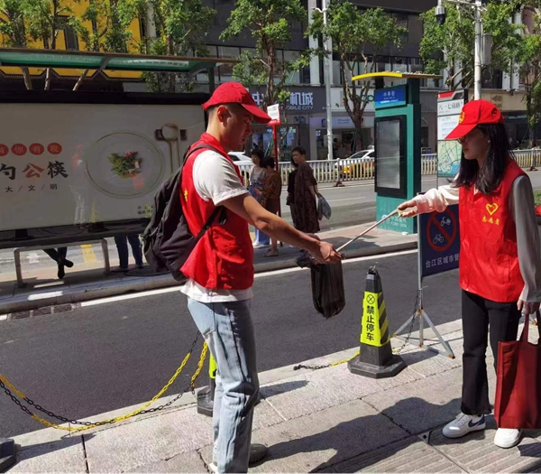 市科協(xié)機關(guān)二支部開展黨員活動日志愿服務(wù)活動