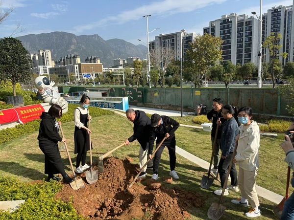 市科協(xié)機關(guān)二支部開展“黨建引領(lǐng)添新綠，科普為民促發(fā)展”植樹護綠活動