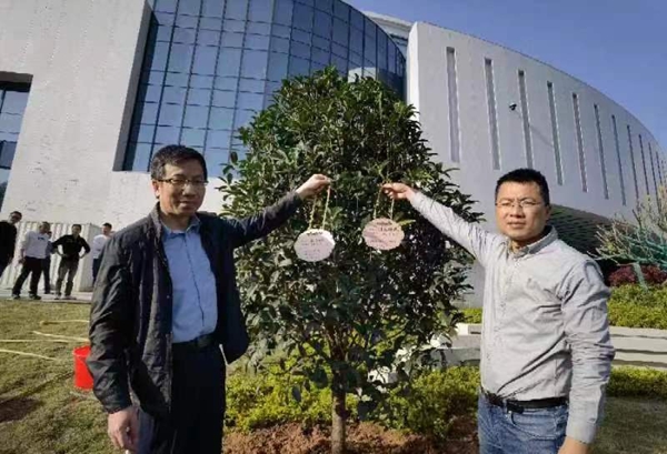 市科協(xié)機關(guān)二支部開展“黨建引領(lǐng)添新綠，科普為民促發(fā)展”植樹護綠活動