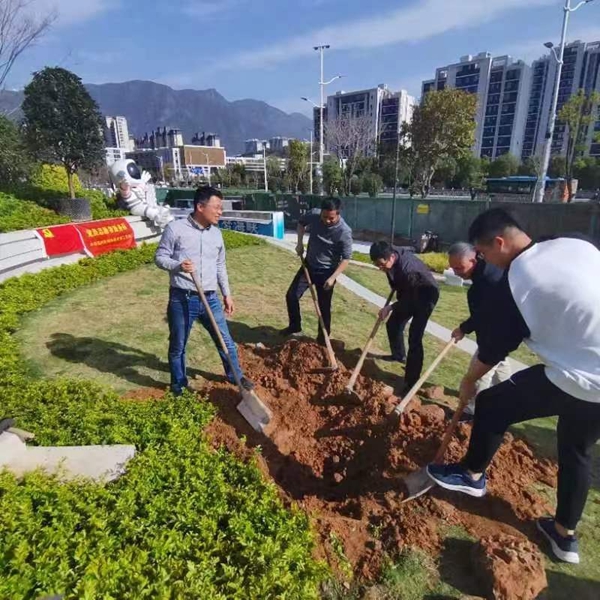市科協(xié)機關(guān)二支部開展“黨建引領(lǐng)添新綠，科普為民促發(fā)展”植樹護綠活動