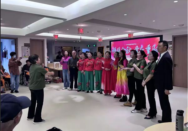 二支部進(jìn)社區(qū)開(kāi)展“情暖金秋，愛(ài)在重陽(yáng)”主題活動(dòng)