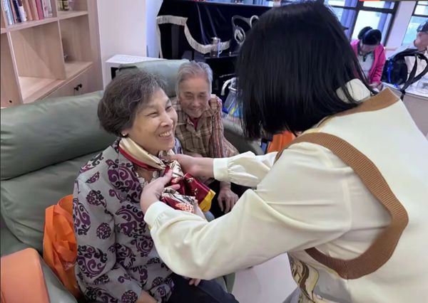 二支部進(jìn)社區(qū)開(kāi)展“情暖金秋，愛(ài)在重陽(yáng)”主題活動(dòng)